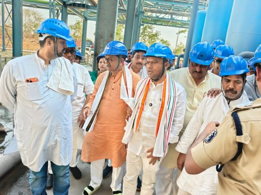 देखें VIDEO : वेदांता प्लांट पहुंचे महंत-बैज