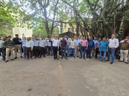 आयकर अधिकारी कर्मचारियों का  लंच अवर प्रदर्शन 