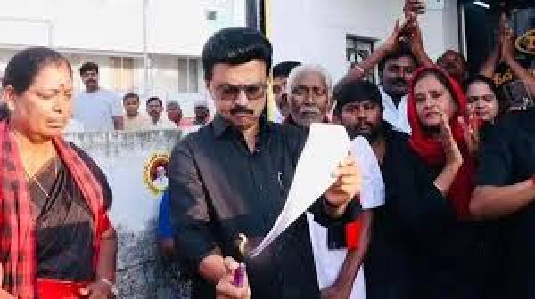 स्टालिन ने परिसीमन विधेयक की प्रति जलाई, इसे ‘काला कानून’ बताया