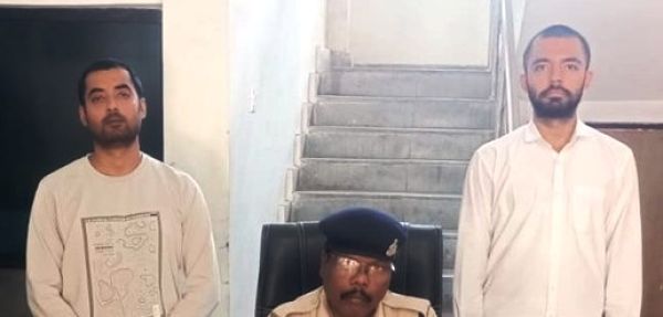 फरार कांग्रेस नेता के घर पहुंची पुलिस टीम से झूमाझपटी, दो गिरफ्तार