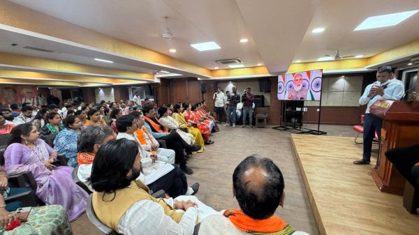  मोदी का संबोधन सुना किरण व कार्यकर्ताओं ने 