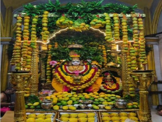 अक्षय तृतीया के अवसर पर मुंबादेवी मंदिर में आम्र महोत्सव की धूम, रसीले आमों से किया गया मां का शृंगार