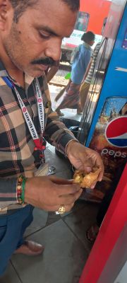 हावड़ा मुंबई मेल की पेंट्री कार में कॉकरोच मिले 