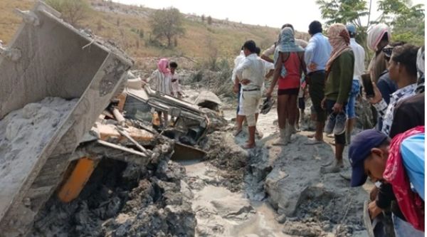 राखड़ बांध फूटने से जेसीबी सहित चालक मलबे में दबा-मौत, तीन मजदूर बाल-बाल बचे