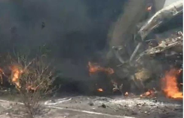 दो ट्रेलर में टक्कर के बाद लगी भीषण आग, एक चालक जिंदा जला