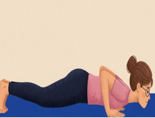 कंधों और पीठ की मांसपेशियों को लचीला बनाने में सहायक है अष्टांग नमस्कारासन