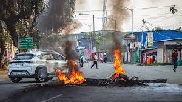 मणिपुर में मशाल रैली के दौरान प्रदर्शनकारियों और पुलिस के बीच झड़प