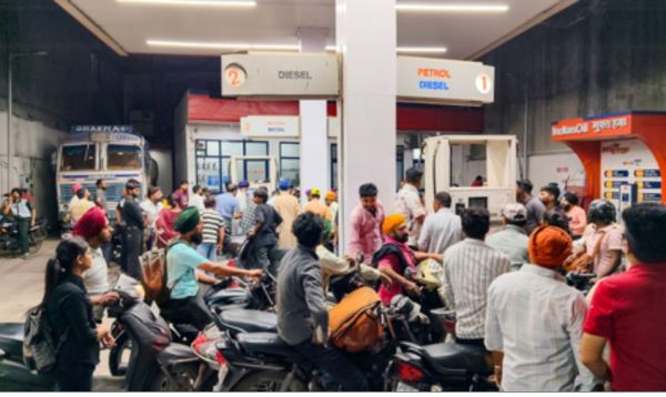 अमेरिका, यूएई, ऑस्ट्रेलिया और पाकिस्तान में ईंधन की कीमतों में भारी वृद्धि के बावजूद भारत में कीमतें स्थिर 