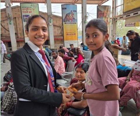 स्टेशन और ट्रेनों में बांटे जा रहे ORS, प्लेटफॉर्म पर शुरू हुआ मिस्टिंग शावर