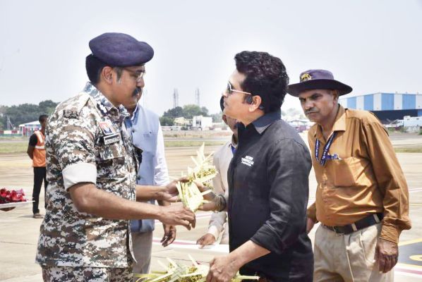  सचिन का एयरपोर्ट पर आत्मीय स्वागत