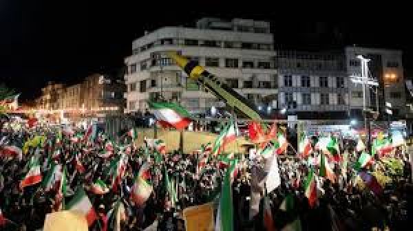 अमेरिका से बातचीत की चर्चाओं के बीच ईरान में क्या चल रहा है?