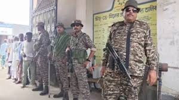 पश्चिम बंगाल में वोटिंग के दौरान मुर्शिदाबाद में बूथ के पास बम धमाके की सूचना