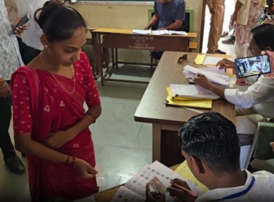 गुजरात के उमरेठ उपचुनाव में 11 बजे तक 25.65 प्रतिशत व बारामती में 20.55 प्रतिशत मतदान 