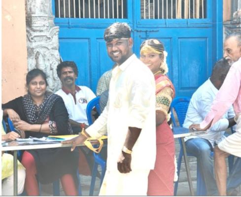 शादी के बाद सीधे मतदान केंद्र पहुंचे नवविवाहित दंपति, चुनाव आयोग ने शेयर की तस्वीर 