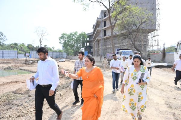  टेक्नीकल टावर के निर्माण की धीमी गति से नाराज़ हुईं मीनल 