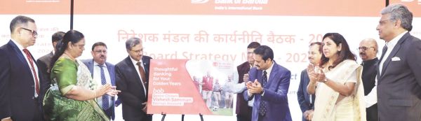 स्वास्थ्य देखभाल के फायदों के साथ मिलेंगी नि:शुल्क डोर स्टेप बैंकिंग सेवाएं-डॉ. चांद