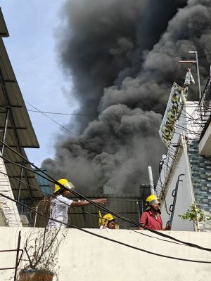 रिहायशी इलाके में पटाखा-प्लास्टिक गोदाम में भीषण आग, 8 मकान चपेट में