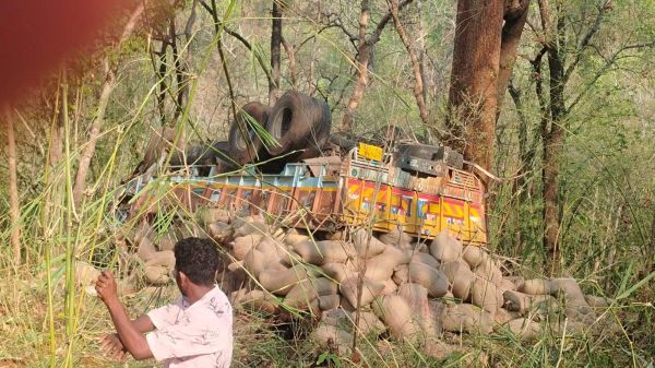 धान से भरा ट्रक गिरा नाले में
