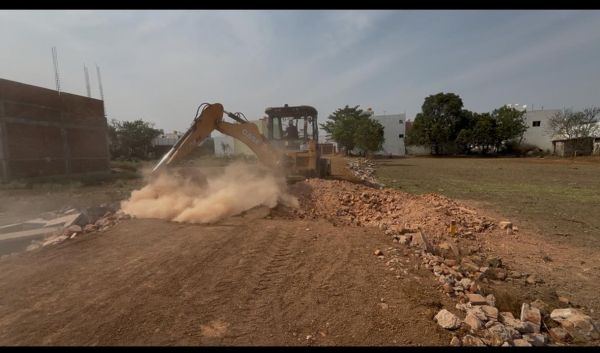  2 एकड़ निजी भूमि पर की जा रही अवैध प्लाटिंग पर जेसीबी चला 