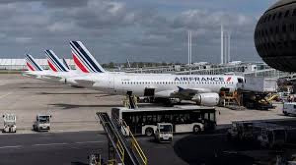 फ़्रांस से होकर गुज़रने वाले भारतीय मुसाफ़िरों को अब ट्रांज़िट वीज़ा की ज़रूरत नहीं होगी