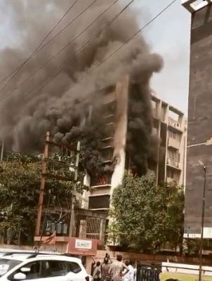देखें VIDEO : बहुमंजिला इमारत में आग,  हड़कंप