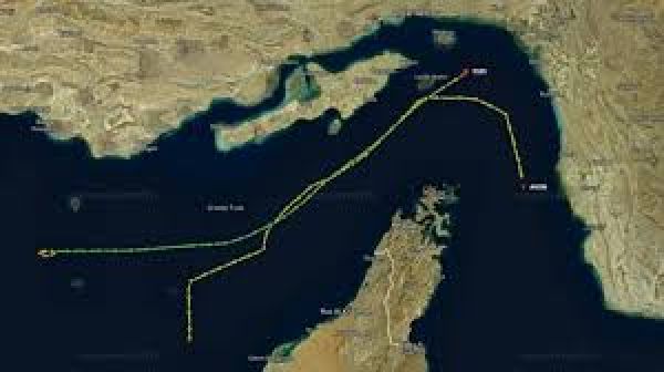 अमेरिकी प्रतिबंध झेल रहे दो जहाज़ स्ट्रेट ऑफ़ होर्मुज़ क्रॉस कर रहे, अमेरिकी नाकेबंदी तोड़ पाएंगे?