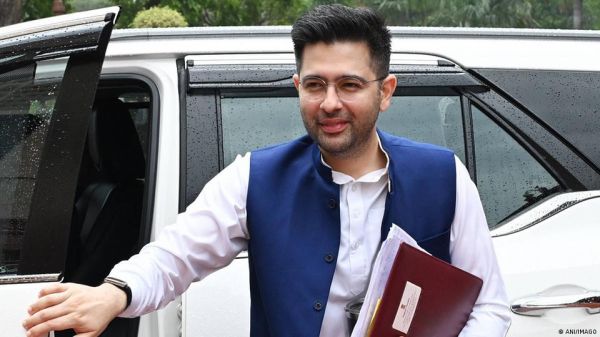 आम आदमी पार्टी में टूट, राघव चड्ढा समेत सात सांसदों के बीजेपी में शामिल होने का दावा