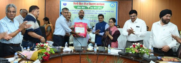 भाभा परमाणु केंद्र में तैयार धान के बीज किसानों को वितरित 