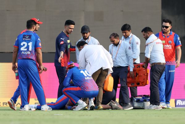 एनगिडी को गंभीर चोट लगने के बाद एंबुलेंस से अस्पताल ले जाया गया