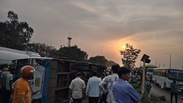 मंदिर हसौद थाना के सामने एक बस पलटी, क‌ई घायल 