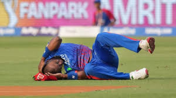दिल्ली कैपिटल्स के चोटिल गेंदबाज़ को अस्पताल ले जाने के लिए 'ग्रीन कॉरिडोर' बनाया गया