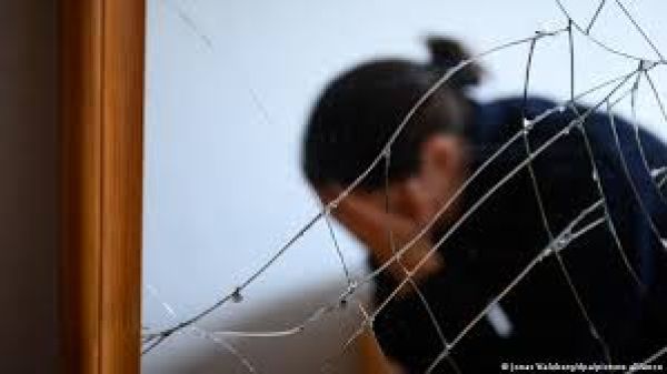 पुरुषों से दूर रहें, जर्मन पुलिस अधिकारी की महिलाओं को सलाह