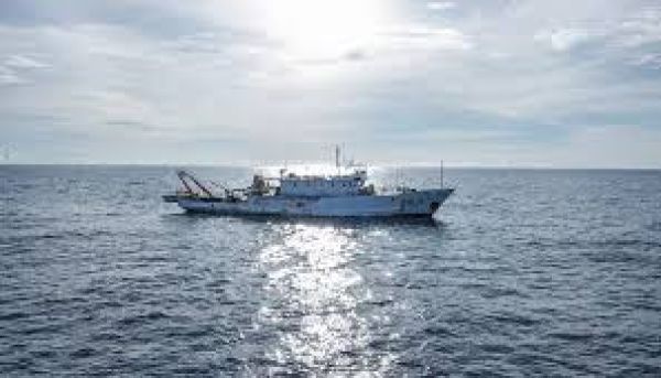 मादक पदार्थों तस्करी में शामिल होने के संदेह में नौका पर अमेरिकी सेना की गोलीबारी, तीन लोगों की मौत