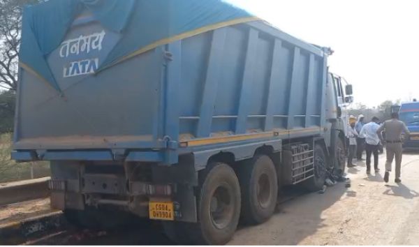 ट्रक की ठोकर से बाइक सवार ससुर-दामाद की मौत