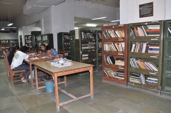 संग्रहालय में तब्दील होते पुस्तकालय..!