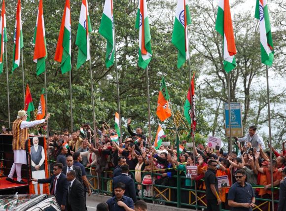 प्रधानमंत्री मोदी ने सिक्किम में बड़ा रोड शो किया