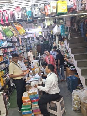 कॉस्मेटिक दुकानों पर छापा