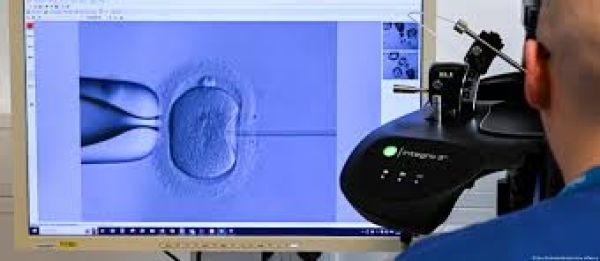 भारत: 50 की उम्र के बाद मां बनने का अधिकार मांगती महिलाएं