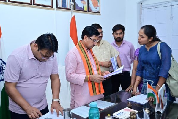 केंद्रीय मंत्री साहू ने जनदर्शन में सुनी समस्याएं, पानी अधिक पीने और धूप से बचने की सलाह दी