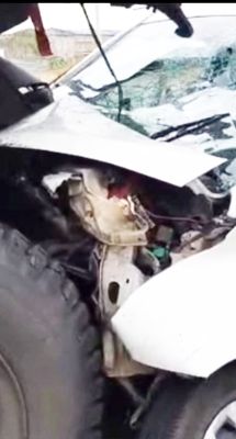 बेकाबू कार डिवाइडर से टकराकर ट्रक में घुसी, एक ही परिवार के तीन लोगों की मौत