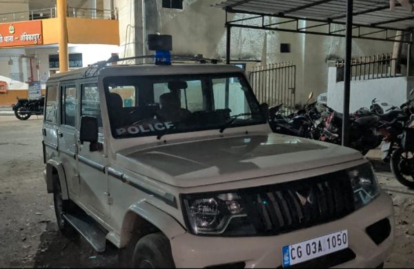गांजा तस्कर की तलाश में पहुंची पुलिस की बोलेरो लेकर भागा युवक