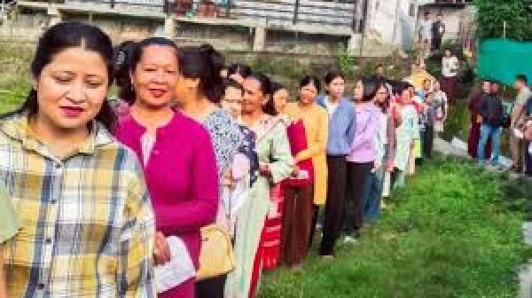 पश्चिम बंगाल में दूसरे चरण की 142 सीटों पर मतदान जारी