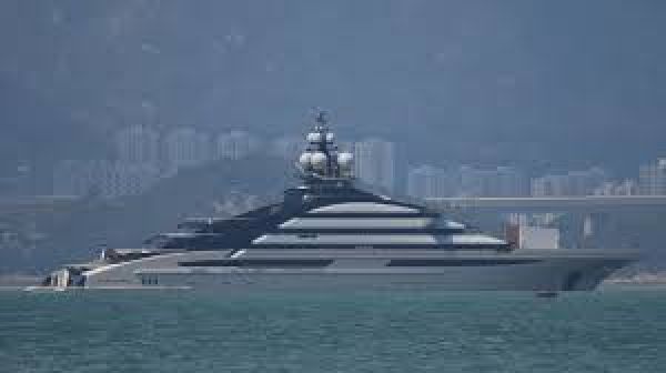 पुतिन के क़रीबी का 4700 करोड़ रुपए का लग्ज़री शिप जो पाबंदी के बावजूद होर्मुज़ से गुज़रा