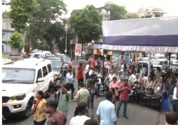 ममता बनर्जी और सुवेंदु अधिकारी पोलिंग बूथ पर पहुंचे, आपस में नहीं की बात 