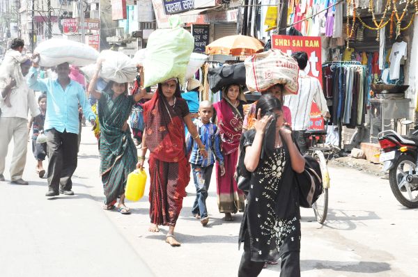 खाली होते गाँव, टूटते परिवार  और चुपचाप बिखरता बचपन