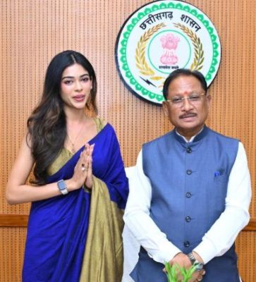 मिस इंडिया अनुष्का विस कार्रवाई देखने पहुंची