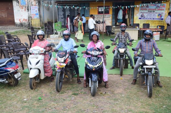 सड़क सुरक्षा की अनूठी पहल, 9 पंचायतों में हेलमेट बैंक शुरू