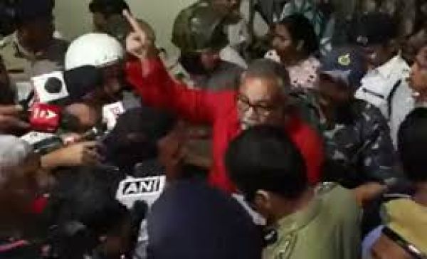 कोलकाता: स्ट्रॉन्ग रूम के बाहर बीजेपी उम्मीदवार तपस रॉय और कोलकाता पुलिस के बीच बहस