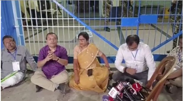 पश्चिम बंगाल में स्ट्रॉन्ग रूम 'ड्रामा', टीएमसी और बीजेपी में ठनी