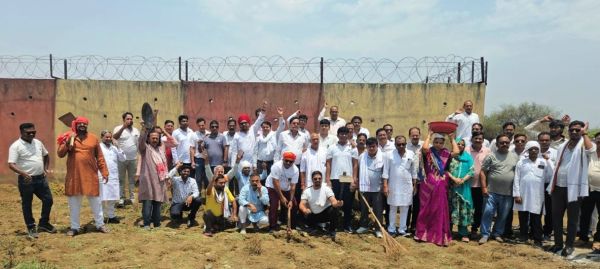 एयरपोर्ट विस्तार की मांग पर बड़ी संख्या में लोगों ने किया श्रमदान